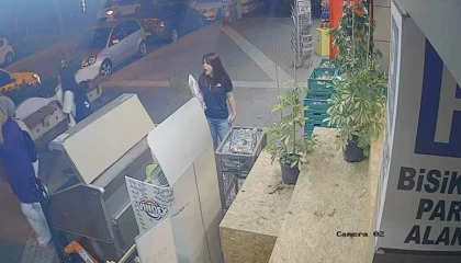 Önüne çıkan otomobilden kaçmak isterken devrilip başka aracın altına girdi: 1 yaralı