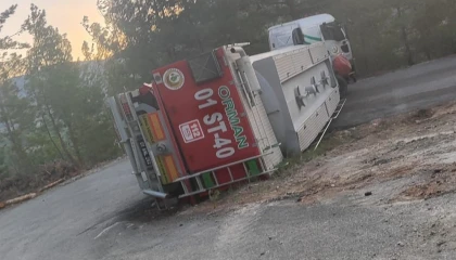 Orman yangınına müdahaleden dönen su tankeri devrildi