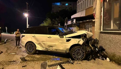 Osmaniyede lüks ciple kamyonetin karıştığı kazada 4 kişi yaralandı