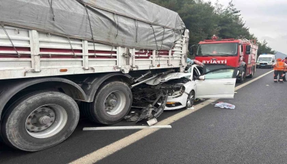 Osmaniyede otomobil tıra arkadan çarptı: 4 ağır yaralı