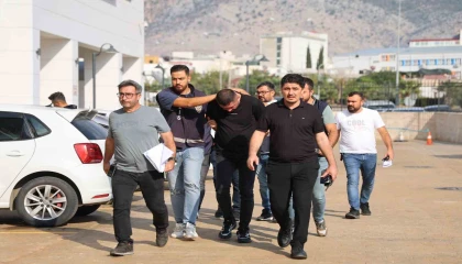 Otomatik silahla galeriye saldıran şüpheliler tutuklandı