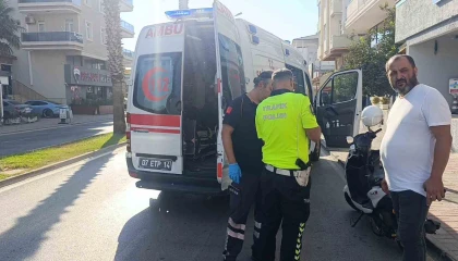 Otomobil ile çarpışan motosikletli yaralandı: Kaza anı güvenlik kamerasında