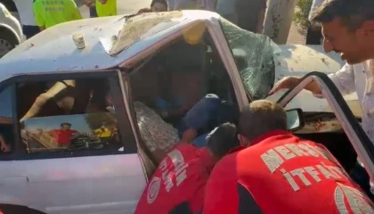 Otomobilde sıkışan yaralıyı itfaiye erleri kapıyı keserek kurtardı