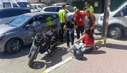 Otomobille çarpışan motosiklet sürücüsü genç kız kafasındaki kask sayesinde kazayı hafif atlattı