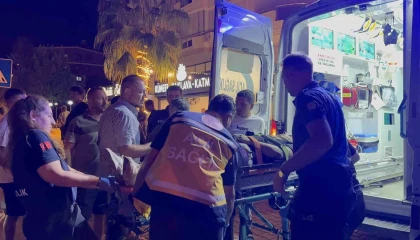 Otomobille çarpışan motosiklet sürücüsü kaldırıma savruldu: 1 yaralı