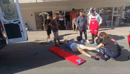 Otomobille çarpışan motosikletli metrelerce savruldu: O anlar kamerada