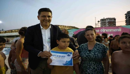 Özel bireyler havuzda engellerini aştı, 500 çocuk yüzme öğrendi