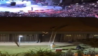 Özel güvenlik görevlileri, konseri kaçak izleyen genci çatıdan aşağı attı