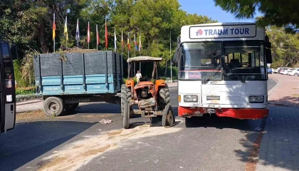 Safari için yolcu toplayan otobüs ile otelden çıkan traktör çarpıştı: 1i turist 2 yaralı
