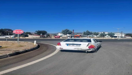 Şarkikaraağaçta iki otomobil çarpıştı: 3 yaşındaki çocuk yaralandı