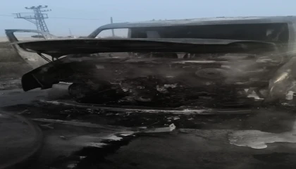 Serikte seyir halindeki tur minibüsü yangında kullanılamaz hale geldi