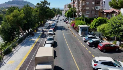 Silifkenin en işlek caddesi Abdi İpekçi modern asfaltla yenilendi