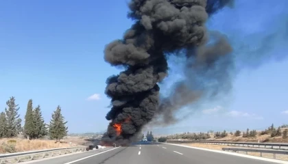 Şoför, yolcuları tahliye etti otobüs alev alev yandı