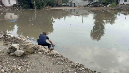 Son 65 yılın en kurak döneminin yaşandığı Hatayda sağanak yağış yolları göle çevirdi