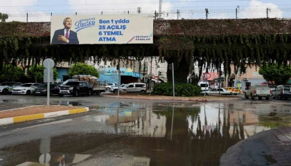 Su borusu patladı, cadde göle döndü