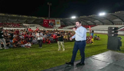 Tarsusta A Milli Takım maçı coşkuyla izledi