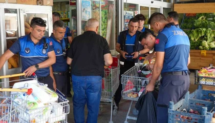 Tarsusta zabıta denetiminde sağlıksız ürünler imha edildi