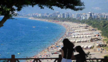 Termometreler 37 dereceyi gösterdi, yazın son günlerinde Antalya sahilleri doldu taştı