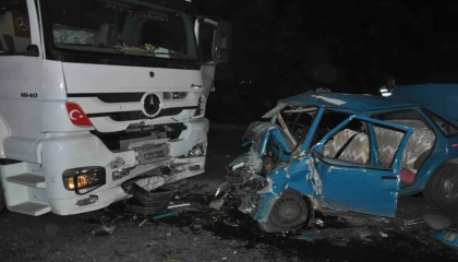 Tır ile otomobil kafa kafaya çarpıştı: 3 ölü
