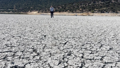 Türkiyenin 4üncü büyük gölü kuraklık nedeniyle ortadan ikiye bölündü