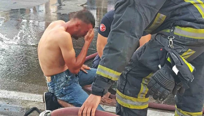 Üzerine döktüğü benzin gözlerinden ediyordu