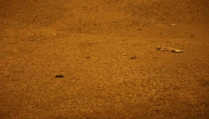 Uzun namlulu silahla oto galeriyi taradılar: 10dan fazla mermi isabet etti