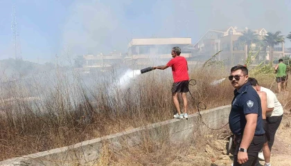Villaları tehdit eden yangına ilk müdahale otel personeli ve müşterinden geldi