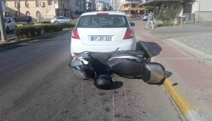 Virajı alamayan motosiklet park halindeki otomobile çarptı: 1 yaralı