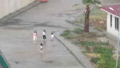 Yağmurun yağmasına en çok çocuklar sevindi
