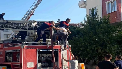 Yangın çıkan çatıda mahsur kalan işçi kurtarıldı