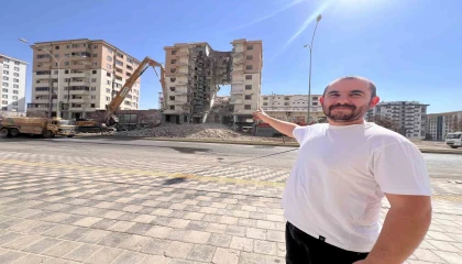 Yıkım çalışması sürüyor: Ortasında dev boşluk kalan bina dikkat çekti