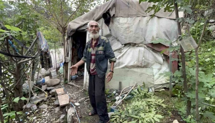 Yıllardır yalnız başına yaşamını çadırda sürdüren yaşlı adam yeni yuvası olan konteynerine kavuştu