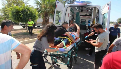 Yol süpürme aracı ile hafif ticari araç çarpıştı: 5 yaralı