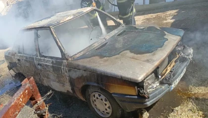Yolda alev alan otomobil tamamen yanarak kullanılamaz hale geldi