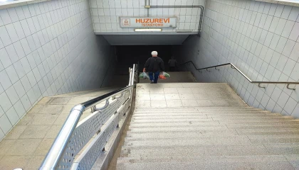 Adanada 16 yıl önce hizmete giren metro alt geçitte yürüyen merdivenin yeri var, mekanizması yok