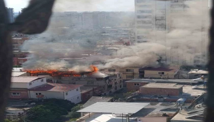 Adanada 3 katlı ev yanarak kullanılamaz hale geldi