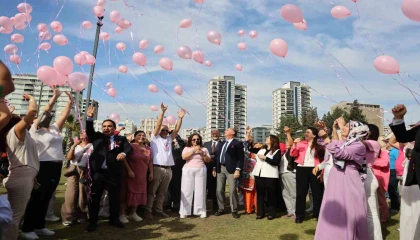 Adanada gökyüzüne yüzlerce pembe balon bırakıldı