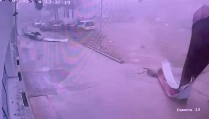 Adanada hortum okulun çatısını uçurdu, o anlar güvenlik kamerasına yansıdı