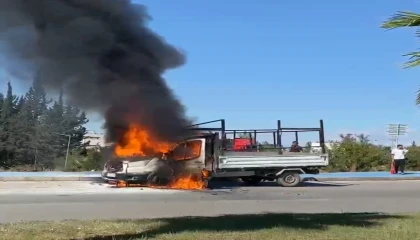 Adanada kamyonet alev alev yandı