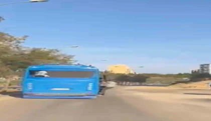 Adanada tehlikeli anlar: Otobüsten sarkarak yolculuk yaptılar