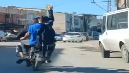 Adanada trajikomik görüntü: Serum takılı halde motosikletle yolculuk yaptı