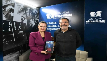 Ahmet Ümit Antalya Kitap Fuarında okurlarıyla buluştu