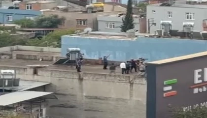 Ailesini rehin alıp bıçak çekti, özel harekat polisi bacağından vurdu