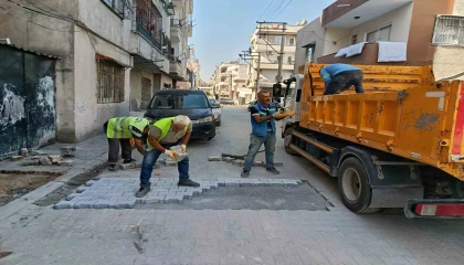 Akdeniz Belediyesi, ilçenin sokak ve kaldırımlarını yenilemeyi sürdürüyor