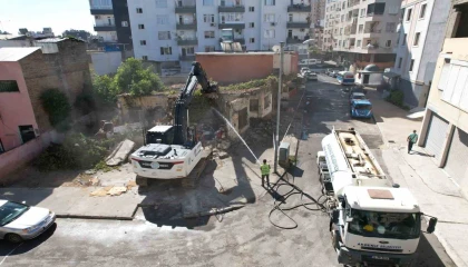 Akdenizde metruk yapılarla mücadele sürüyor