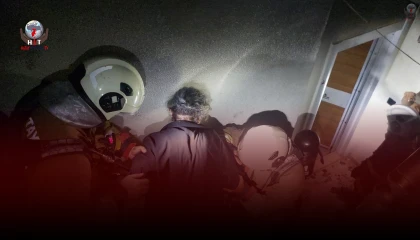 Alevlerin yükseldiği binada dumandan etkilenen vatandaşları itfaiye kurtardı