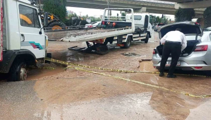 Alt yapı çalışması yapılan alan yağış dolayısıyla çöktü, araçlar mahsur kaldı