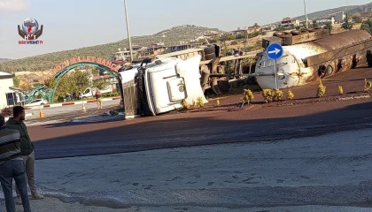 Altınözü’nde zeytin posası yüklü tanker devrildi