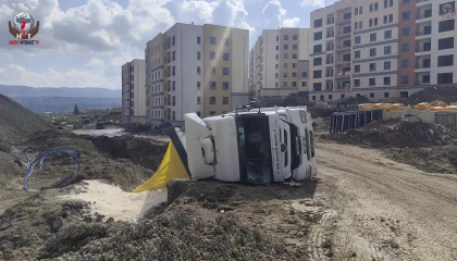 Antakya’da kum yüklü kamyon devrildi