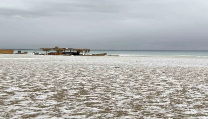 Antalya 15 dakikada kışı yaşadı, Konyaaltı Sahili beyaza büründü